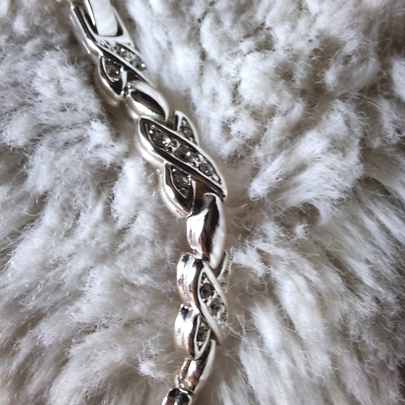 Beautiful Crystal Interlocking Adjustable Silver Tone Chain Necklace - Picture 2 of 6